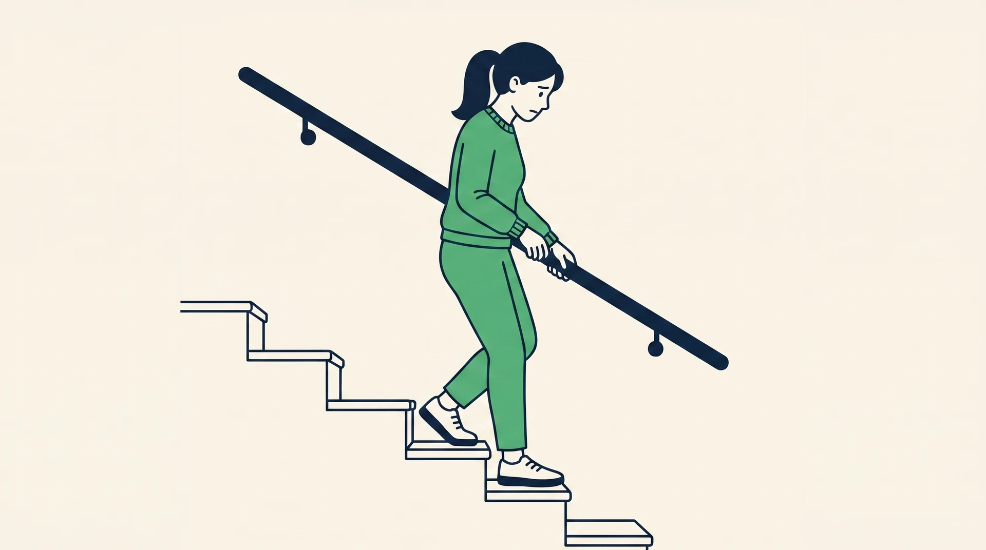 Frau mit Kreuzbandriss geht aus Bewegungsangst vorsichtig eine Treppe hinunter und hält sich mit beiden Händen am Handlauf fest